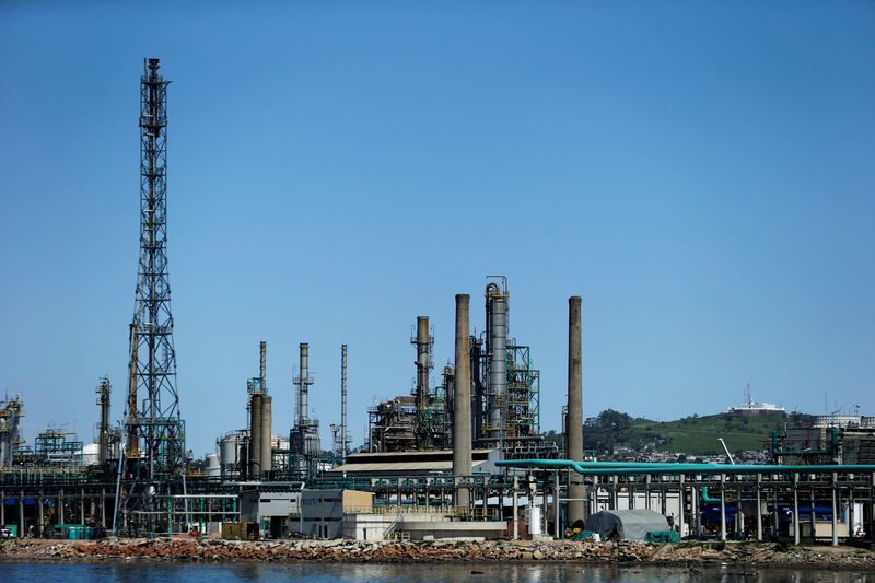 &copy; Reuters. FOTO DE ARCHIVO: La refinería de petróleo de ANCAP se ve en Montevideo, Uruguay. 6 de octubre, 2017. REUTERS/Andres Stapff/Archivo