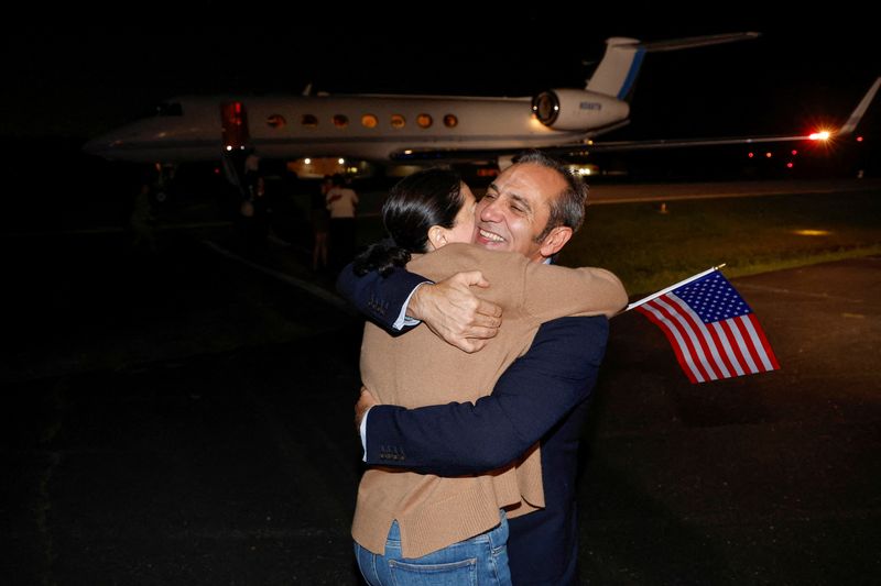© Reuters. Family members embrace freed American Emad Shargi after he and four fellow detainees were released in a prisoner swap deal between U.S and Iran, and arrived at Davison Army Airfield at Fort Belvoir, Virginia, U.S., September 19, 2023. REUTERS/Jonathan Ernst/Pool  