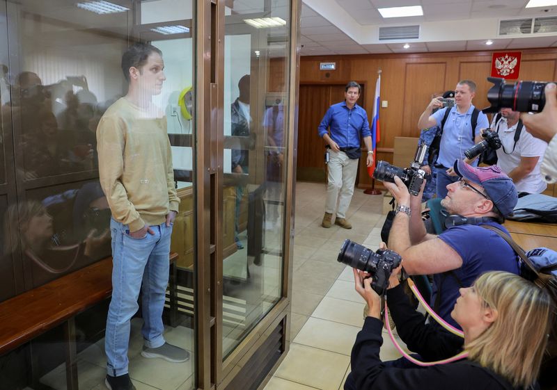 &copy; Reuters. FILE PHOTO: Wall Street Journal reporter Evan Gershkovich stands inside an enclosure for defendants before a court hearing to consider an appeal against his pre-trial detention on espionage charges in Moscow, Russia, September 19, 2023. REUTERS/Evgenia No