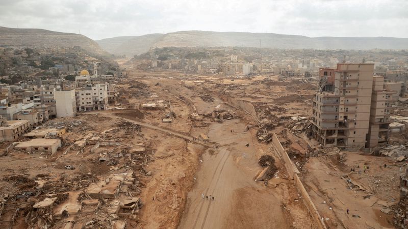 &copy; Reuters. FOTO DE ARCHIVO: Una vista general muestra edificios y casas destruidas tras una tormenta mortal e inundaciones, en Derna, Libia. 18 de septiembre, 2023. REUTERS/Ayman Al-Sahili