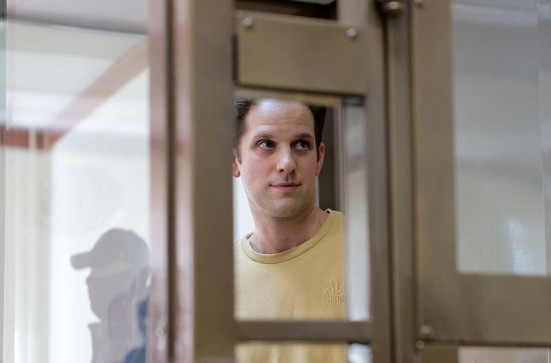 © Reuters. Wall Street Journal reporter Evan Gershkovich stands inside an enclosure for defendants before a court hearing to consider an appeal against his pre-trial detention on espionage charges in Moscow, Russia, September 19, 2023. REUTERS/Evgenia Novozhenina