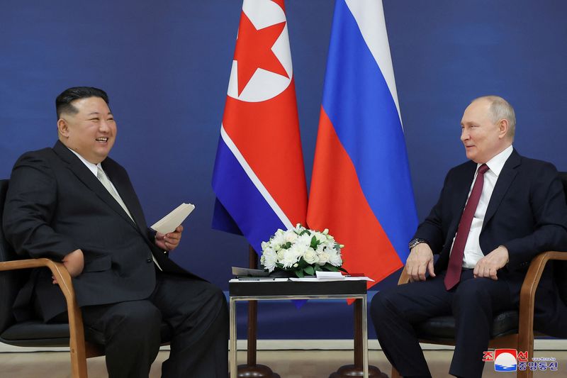 &copy; Reuters. الرئيس الروسي فلاديمير بوتين يجتمع مع زعيم كوريا الشمالية كيم جونج أون في مركز الفضاء الروسي فوستوتشني في روسيا يوم 13 سبتمبر أيلول 2023 في صور
