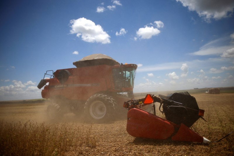 &copy; Reuters. FOTO DE ARCHIVO: Una cosechadora de soja en una granja en Luziania, estado de Goias, Brasil. 9 de febrero de 2023. REUTERS/Adriano Machado