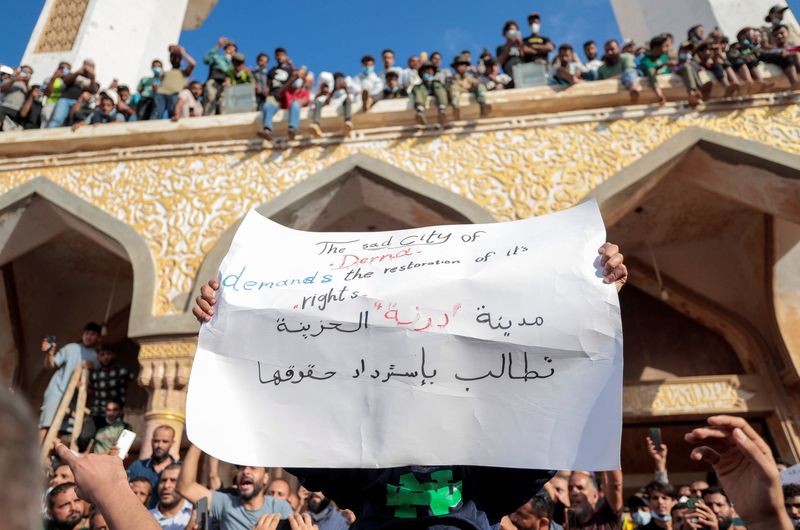 © Reuters. ليبيون يحتجون خارج مسجد في درنة في ليبيا يوم الاثنين. تصوير: زهرة بن سمرة - رويترز.