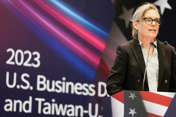 &copy; Reuters. La gobernadora de Arizona, Katie Hobbs, habla durante un encuentro empresarial entre EEUU y Taiwán en Taipéi, Taiwán. 19 septiembre 2023. REUTERS/Carlos García Rawlins