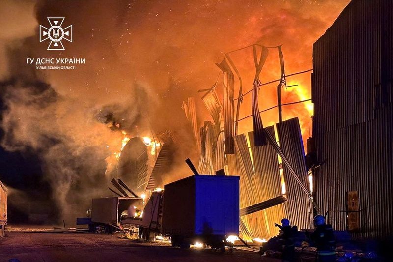 &copy; Reuters. Bombeiros combate incêndio em armazém industrial atingido por ataque de drone russo em Lviv, na Ucrânia
19/09/2023 Serviço Estatal de Emergência da Ucrânia na região de Lviv/Divulgação via REUTERS