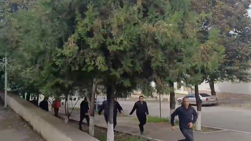&copy; Reuters. أشخاص يركضون أثناء سماع إطلاق نار وانفجارات في ناجورنو قرة باغ يوم الثلاثاء في صورة ثابتة مأخوذة من مقطع فيديو تم نشره. صورة لرويترز من تلفز