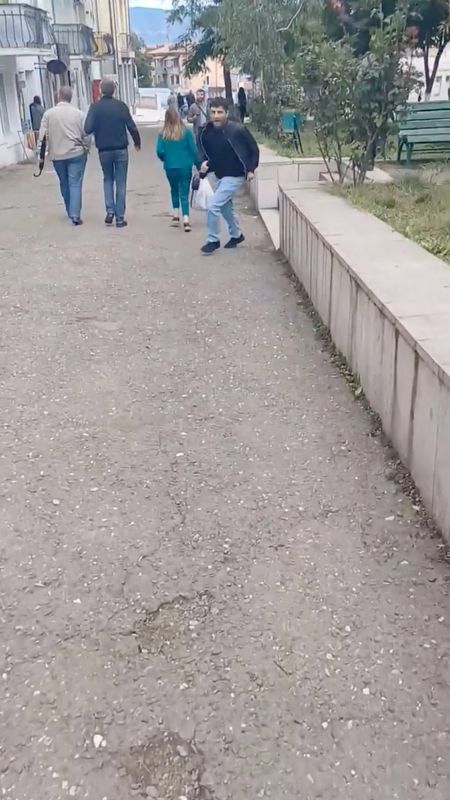 &copy; Reuters. رجل يركض أثناء سماع إطلاق نار وانفجارات في ناجورنو قرة باغ يوم الثلاثاء في صورة ثابتة مأخوذة من مقطع فيديو تم نشره. صورة لرويترز من تلفزيون آ
