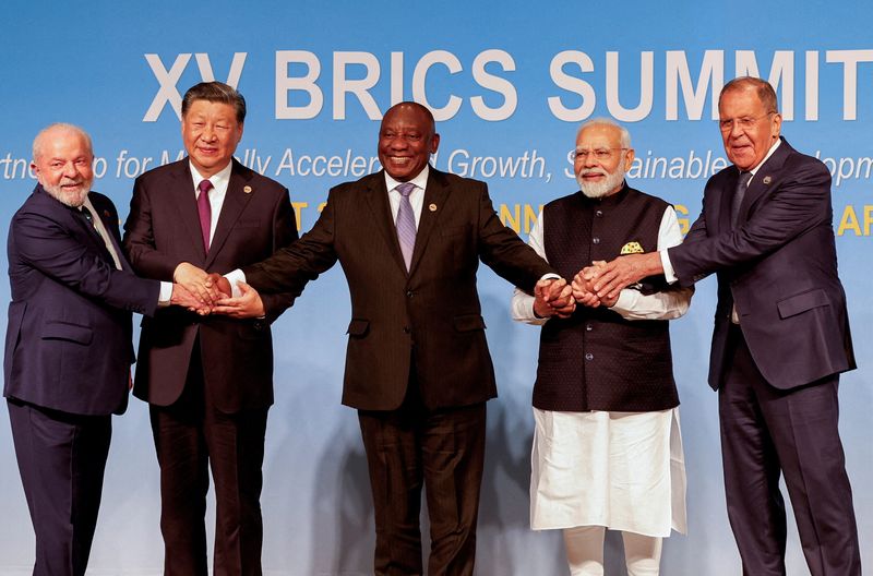 &copy; Reuters. Presidentes Luiz Inácio Lula da Silva (Brasil), Xi Jinping (China) e Cyril Ramaphosa (África do Sul), primeiro-ministro da Índia Narendra Modi e ministro do Exterior da Rússia, Sergei Lavrov posam durante reunião de cúpula do Brics em Johanesburgo, 