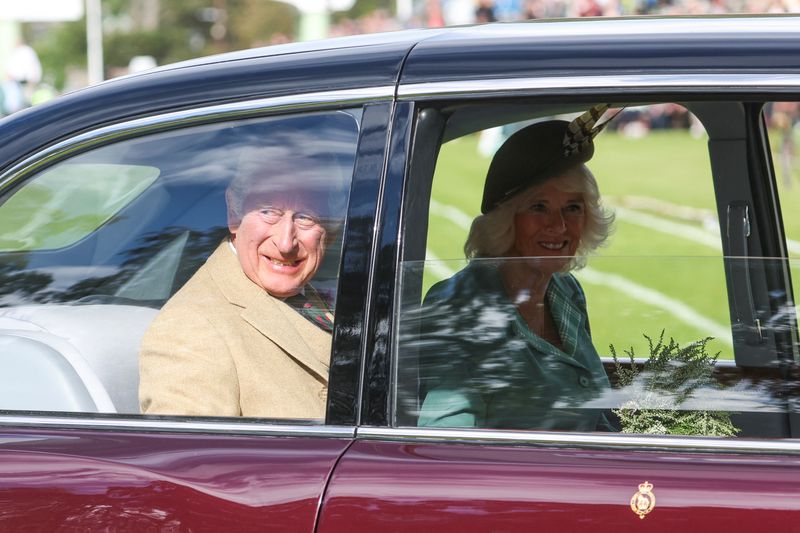 &copy; Reuters. FOTO DE ARCHIVO: El rey Carlos de Inglaterra y la reina Camilla miran por la ventanilla de un coche en el Braemar Royal Highland Gathering en el Princess Royal and Duke of Fife Memorial Park en Braemar, Escocia, Gran Bretaña. 2 de septiembre de 2023. REU