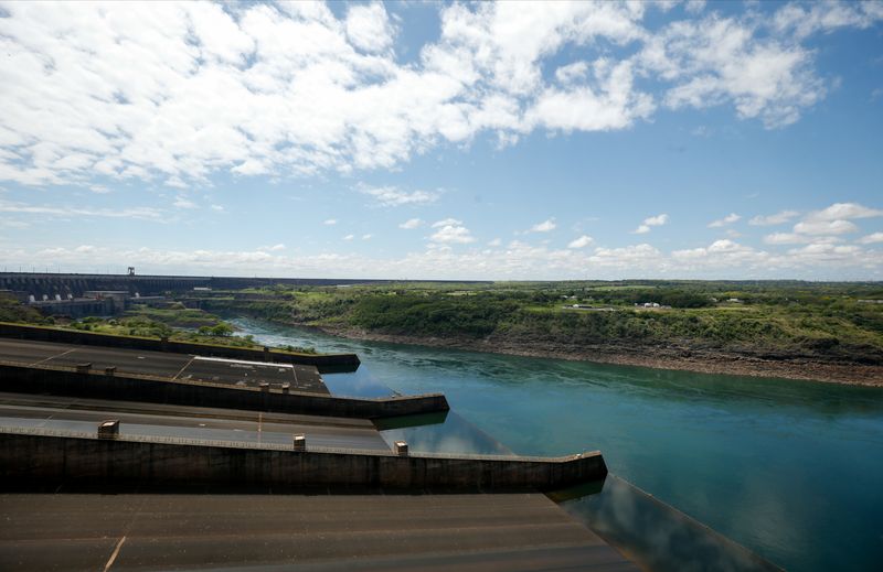 &copy; Reuters. Visão da barragem da usina hidrelétrica de Itaipu. 2021. REUTERS/Cesar Olmedo