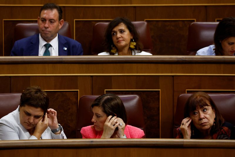 &copy; Reuters. Los diputados utilizan auriculares con traducción simultánea para escuchar las intervenciones realizadas en catalán, euskera y gallego por primera vez en el Congreso de los Diputados español en Madrid, España, 19 de septiembre de 2023. REUTERS/Susana