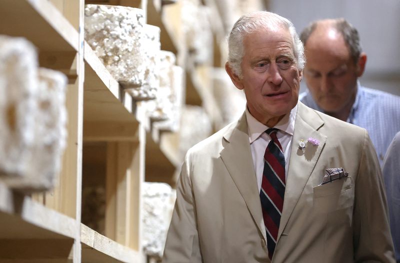 &copy; Reuters. Le roi Charles III de Grande-Bretagne lors d'une visite à la Poacher Cheese Farm pendant sa visite dans le Lincolnshire,  Ulceby, en Grande-Bretagne. /Photo prise le 24 juillet 2023/REUTERS/Cameron Smith