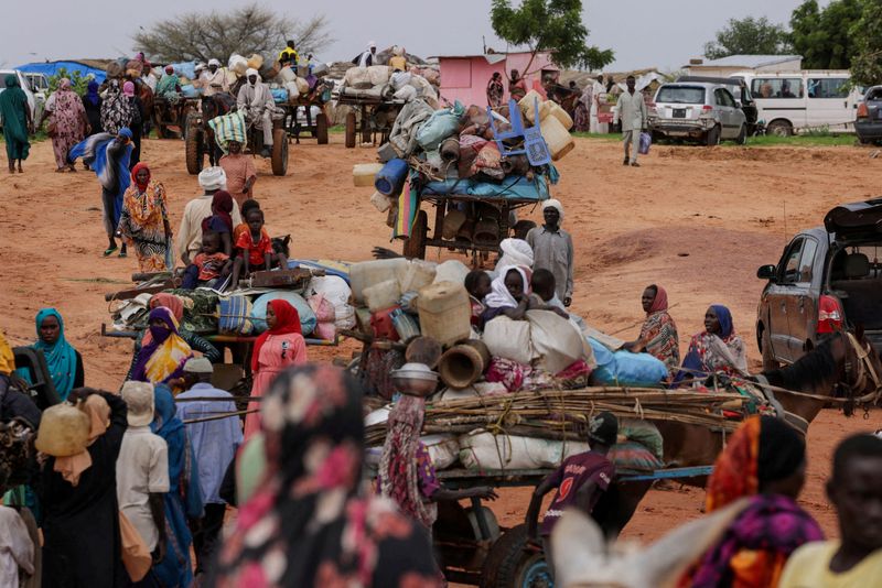 &copy; Reuters. FOTO DE ARCHIVO: Propietarios de carros chadianos transportan pertenencias de sudaneses que huyeron del conflicto en la región sudanesa de Darfur, mientras cruzan la frontera entre Sudán y Chad en Adré, Chad. 4 de agosto, 2023. REUTERS/Zohra Bensemra/A