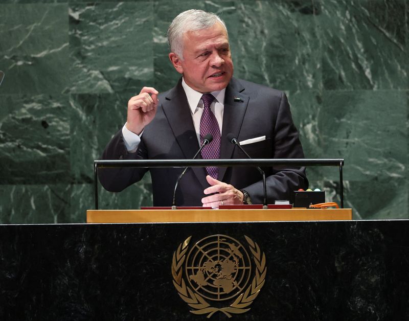 © Reuters. العاهل الأردني الملك عبد الله يلقي خطابا أمام الجمعية العامة للأمم المتحدة في نيويورك يوم الثلاثاء. تصوير: مايك سيجار - رويترز.