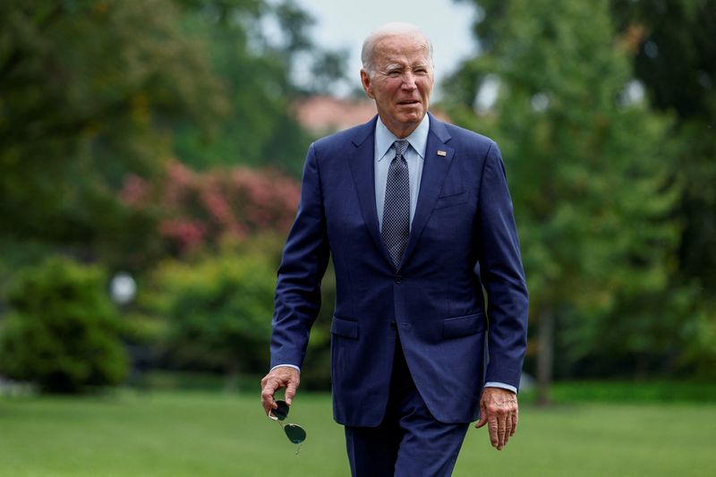 &copy; Reuters. FILE PHOTO: U.S. President Joe Biden walks to the White House from Marine One on the South Lawn of the White House in Washington, U.S., September 17, 2023. REUTERS/Evelyn Hockstein/File Photo