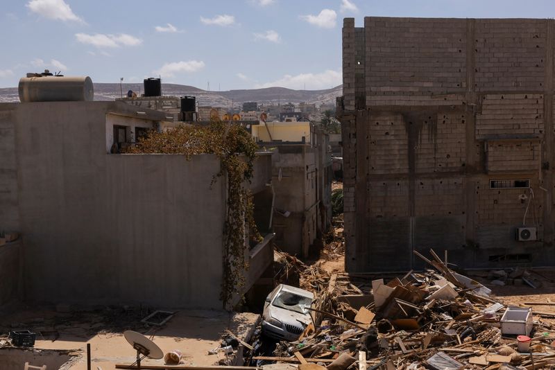 &copy; Reuters. Un automóvil destruido por inundaciones en Derna, Libia, el 19 de septiembre de 2023.. REUTERS/Amr Alfiky