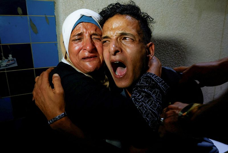 &copy; Reuters. Familiares palestinos de Youssef Radwan, muerto por las fuerzas israelíes durante una protesta en la valla fronteriza entre Israel y Gaza, reaccionan en el hospital de Khan Younis, en el sur de la Franja de Gaza. 19 de septiembre de 2023. REUTERS/Ibrahee