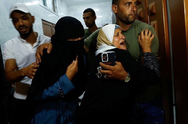 &copy; Reuters. أقارب الفلسطيني يوسف رضوان، الذي قتلته القوات الإسرائيلية على الحدود بين قطاع غزة وإسرائيل، بالمستشفى في خان يونس بجنوب قطاع غزة يوم الثلا