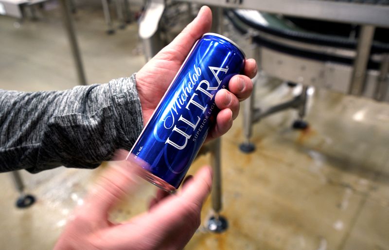 © Reuters. FILE PHOTO: Tim Seitz, senior brewmaster of the Anheuser-Busch brewery in Fort Collins, Colorado inspects a freshly-packed can of Michelob ULTRA March 2, 2017. REUTERS/Rick Wilking/File Photo