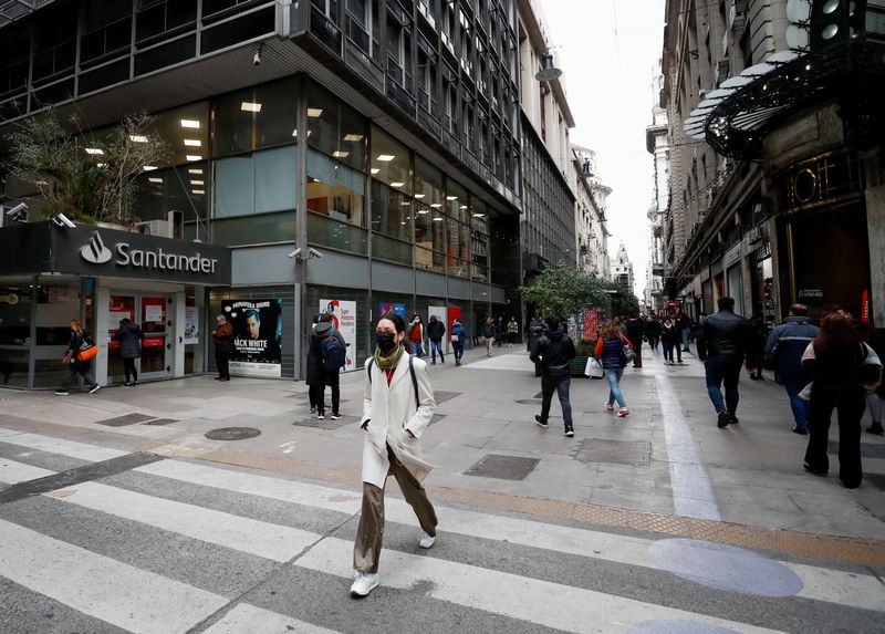 &copy; Reuters. FILE PHOTO: People walk in downtown Buenos Aires, Argentina, July 4, 2022. REUTERS/Agustin Marcarian/File Photo