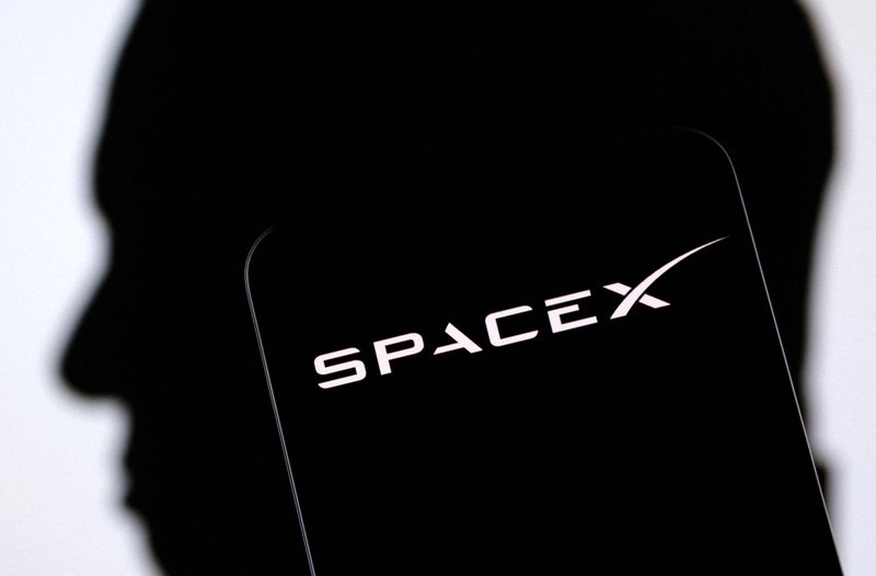 &copy; Reuters. Logo da SpaceX e silhueta de Elon Musk em imagem de ilustração
19/12/2-22
REUTERS/Dado Ruvic