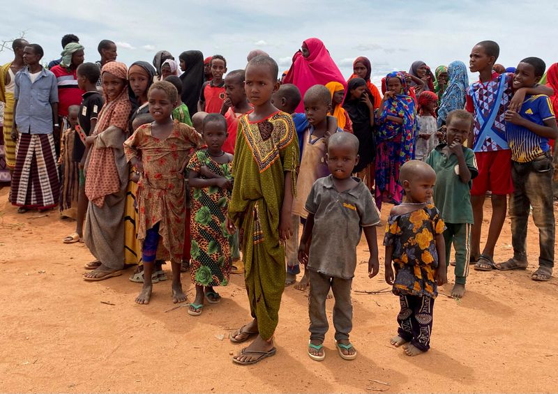 &copy; Reuters. FILE PHOTO: Internally displaced Somali children gather outside their makeshift shelters at the Ladan camp for internally displaced people (IDP) in Dollow, Somalia May 1, 2023. REUTERS/Ayenat Mersie//File Photo