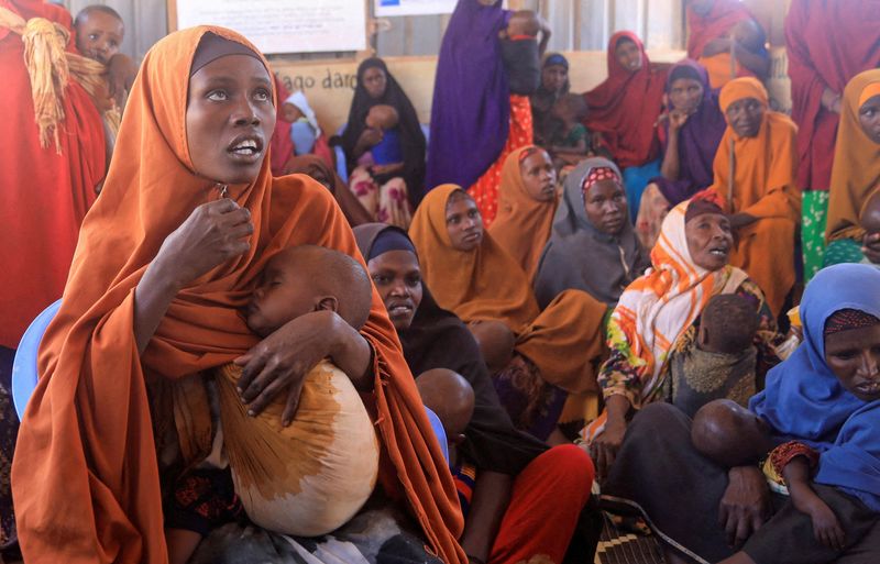 &copy; Reuters. نازحات صوماليات في مركز تغذية بالقرب من بيدوة في الصومال يوم 21 فبراير شباط 2023.  تصوير: فيصل عمر - رويترز.