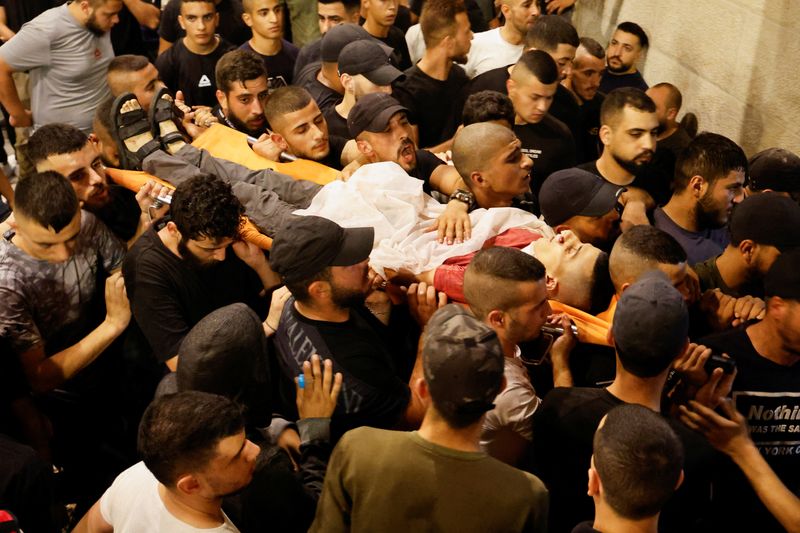 &copy; Reuters. Des Palestiniens portant le corps de Mahmoud al-Sadi, lors d'un raid israélien à Jénine, en Cisjordanie occupée par Israël. /Photo prise le 19 septembre 2023/REUTERS/Raneen Sawafta