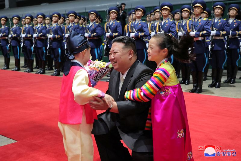 &copy; Reuters. طفلان يرحبان بزعيم كوريا الشمالية كيم جونج أون لدى عودته إلى بيونجيانج في كوريا الشمالية يوم الثلاثاء. صورة لرويترز من وكالة الأنباء المركز
