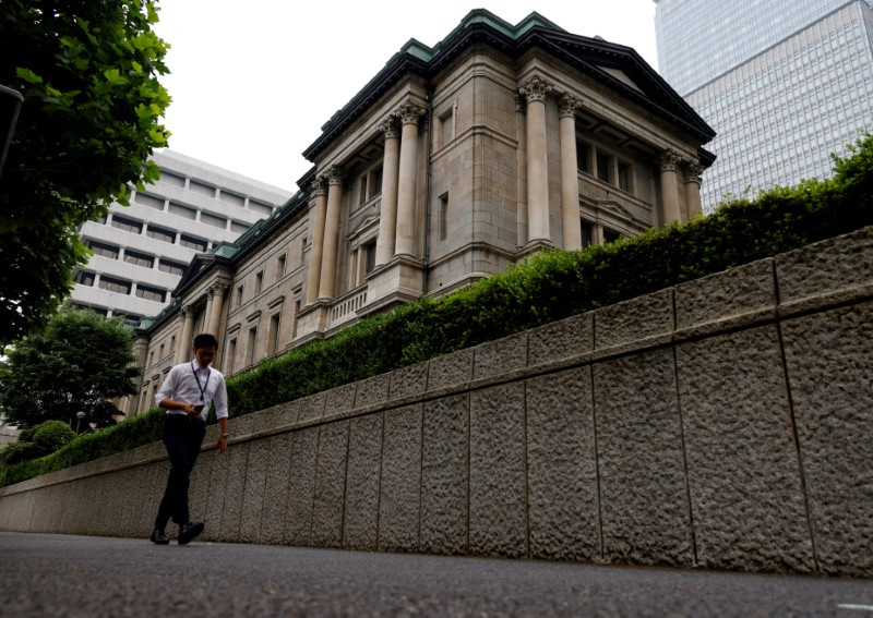 &copy; Reuters.     日銀が９月１日に発表した８月の金融市場調節の実績によると、国債買い入れ額は８兆１８６３億円で、７月の９兆８２０３億円を下回った。写真は日銀本店。２０２２年６月撮影（２