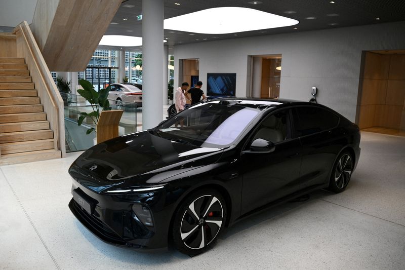 &copy; Reuters. FILE PHOTO: An NIO ET7 car model is presented at the NIO House, the showroom of the Chinese premium smart electric vehicle manufacture NIO Inc. in Berlin, Germany August 17, 2023. REUTERS/Annegret Hilse/File Photo