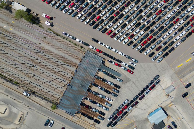 © Reuters. FILE PHOTO: An aerial view shows recently manufactured vehicles at Ford's Oakville Assembly Plant in Oakville, Ontario, Canada May 26, 2023.  REUTERS/Carlos Osorio/File Photo