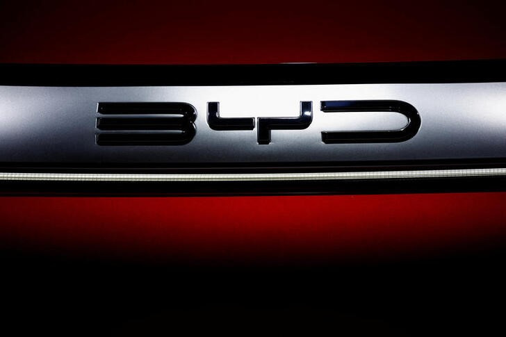 &copy; Reuters. 　９月２０日、中国の電気自動車（ＥＶ）大手ＢＹＤは２０日、小型車「ドルフィン」の２つのモデルを日本で発売した。写真は同社のロゴ。パリで昨年１０月撮影（２０２３年　ロイター