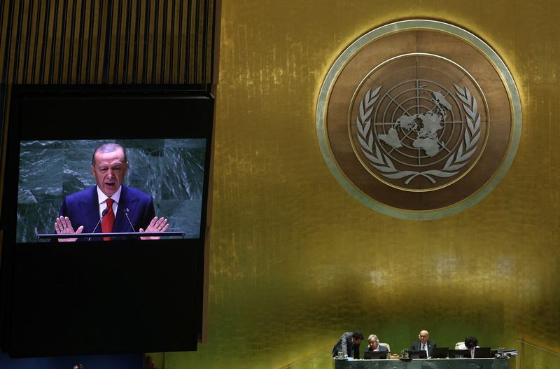 © Reuters. Turkey's President Tayyip Erdogan is seen on a video screen in the United Nations General Assembly hall as he addresses the 78th Session of the U.N. General Assembly in New York City, U.S., September 19, 2023.  REUTERS/Mike Segar