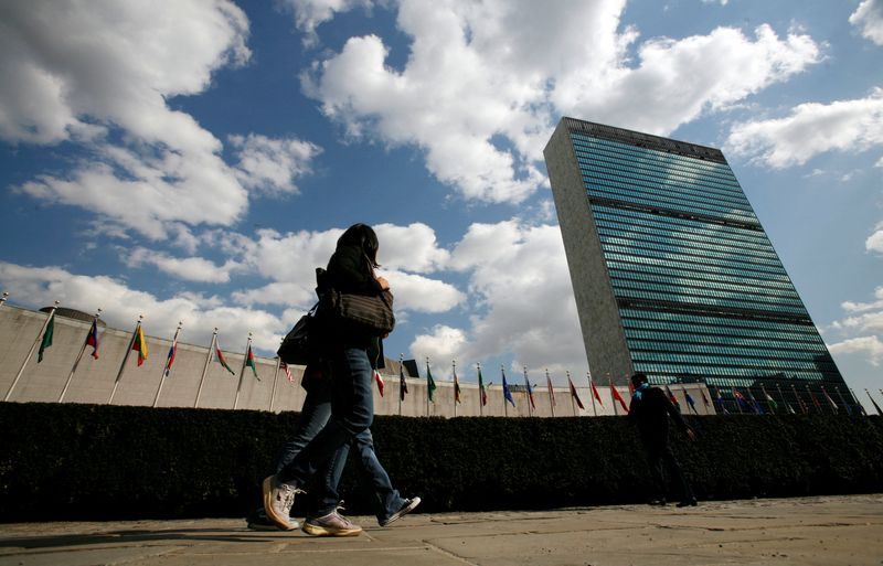 © Reuters. Tourists walk past the United Nations Headquarters in New York, March 24, 2008. REUTERS/Mike Segar/File Photo