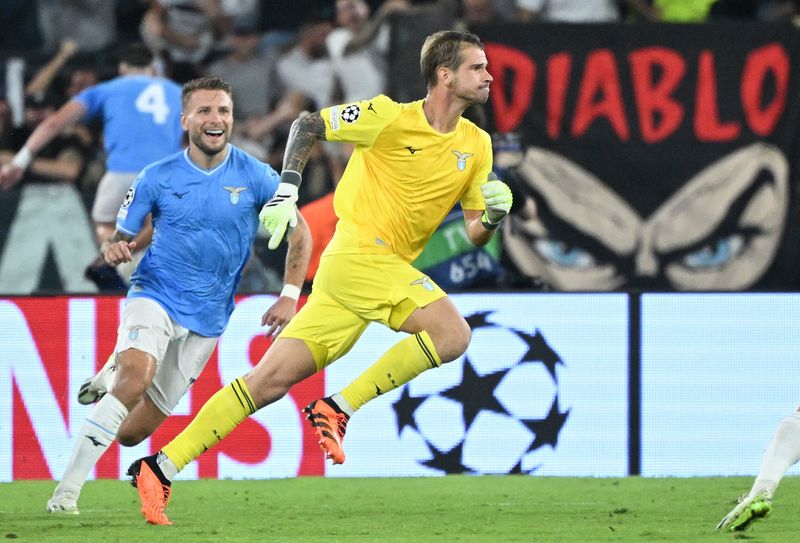 &copy; Reuters. Fútbol - Liga de Campeones - Grupo E - Lazio vs Atlético de Madrid - Stadio Olimpico, Roma, Italia - 19 de septiembre de 2023 - Ivan Provedel, de la Lazio, celebra tras marcar un gol. REUTERS/Alberto Lingria