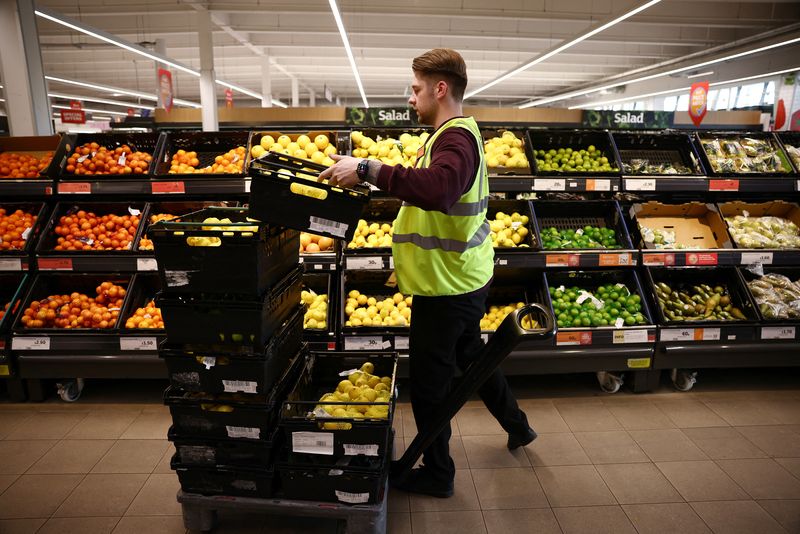 &copy; Reuters. FILE PHOTO: A employee arranges produce inside a Sainsbury’s supermarket in Richmond, west London, Britain, June 27, 2022. Picture taken June 27, 2022. REUTERS/Henry Nicholls