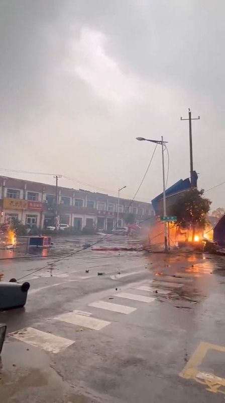 &copy; Reuters. منظر لآثار الدمار التي سببها الإعصار الذي ضرب إقليم جيانغسو بشرق الصين يوم الثلاثاء في صورة حصلت عليها رويترز من مقطع فيديو على وسائل التوا