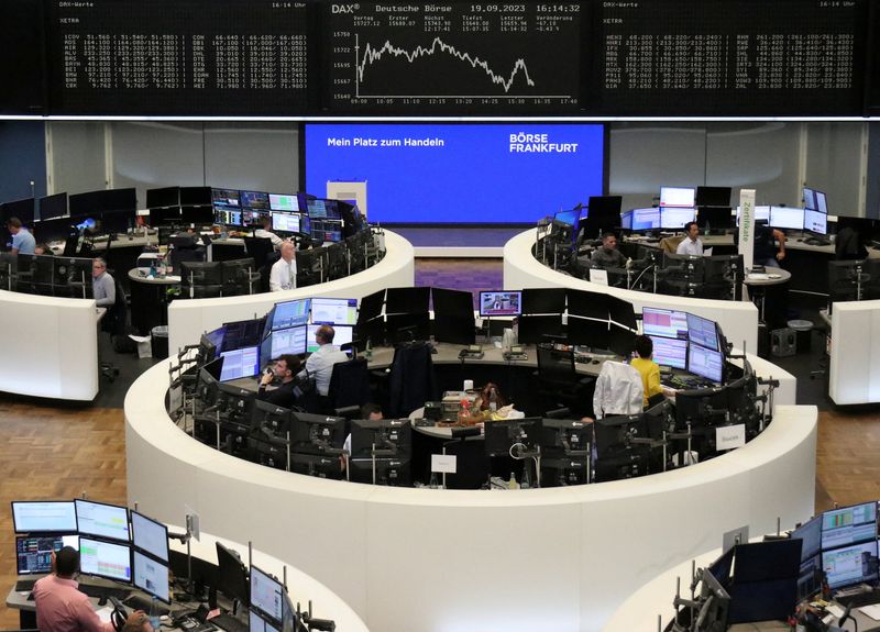 &copy; Reuters. شاشات إلكترونية تعرض حركة تداولات الأسهم على مؤشر داكس الألماني ببورصة فرانكفورت يوم الثلاثاء . تصوير : رويترز . 