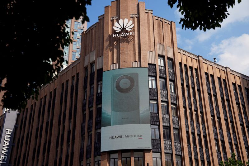 &copy; Reuters. FOTO DE ARCHIVO. Un anuncio de los teléfonos inteligentes de la serie Mate 60 de Huawei se ve fuera de una tienda de Huawei en Shanghai, China. 8 de septiembre de 2023. REUTERS/Aly Song