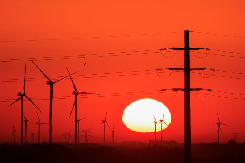 &copy; Reuters. Des éoliens et des pylônes électriques sont photographiés au lever du soleil dans un parc éolien à Avesnes-le-Sec, en France. /Photo prise le 8 septembre 2023/REUTERS/Pascal Rossignol