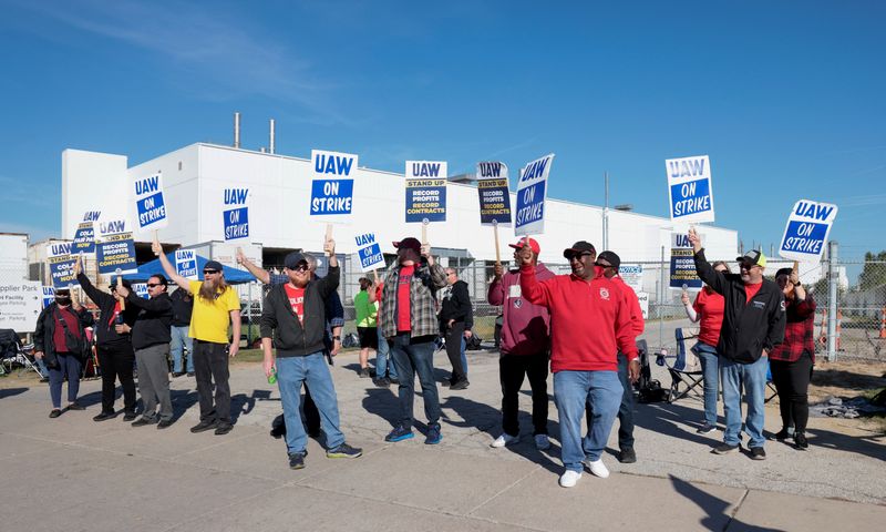 &copy; Reuters. Striking United Auto Workers members picket outside the Stellantis Jeep plant in Toledo, Ohio, U.S.  September 19, 2023. REUTERS/Rebecca Cook