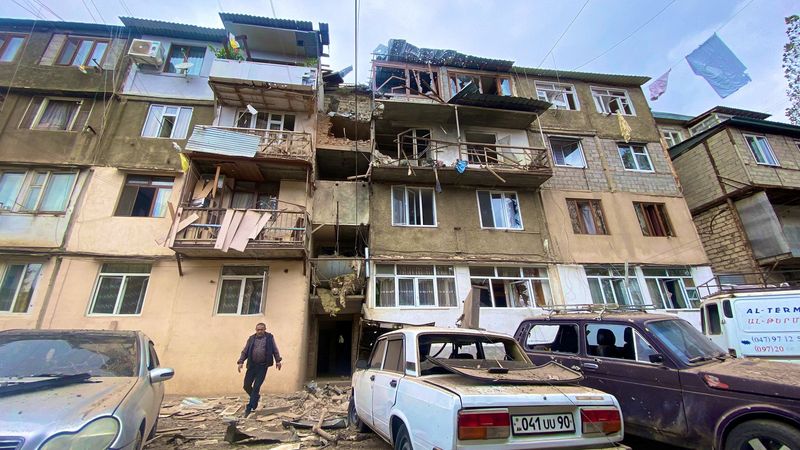 &copy; Reuters. مشهد لأثار الدمار التي لحقت بأحد المباني السكنية والسيارات عقب عملية عسكرية نفذتها القوات المسلحة الأذربيجانية على مدينة في منطقة ناجورنو 