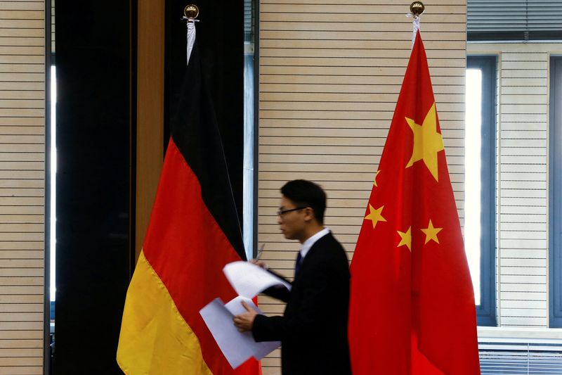 &copy; Reuters. FOTO DE ARCHIVO: Un hombre pasa junto a las banderas nacionales de China y Alemania antes de una reunión de responsables entre los respectivos ministerios de Comercio y Economía en Pekín, China, 1 de noviembre de 2016. REUTERS/Thomas Peter