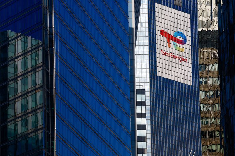 &copy; Reuters. Le logo de la société pétrolière et gazière française TotalEnergies est visible sur le gratte-ciel du siège de la société dans le quartier financier et des affaires de La Défense, près de Paris, en France. /Photo prise le 14 septembre 2023/REUT