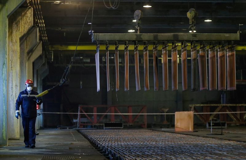 &copy; Reuters. FOTO DE ARCHIVO: Un empleado trabaja en un taller de electrólisis de cobre de la Compañía Minera y Metalúrgica de Kola (Kola MMC), filial de la compañía minera y metalúrgica Nornickel, en la ciudad de Monchegorsk en la región de Murmansk, Rusia. 2