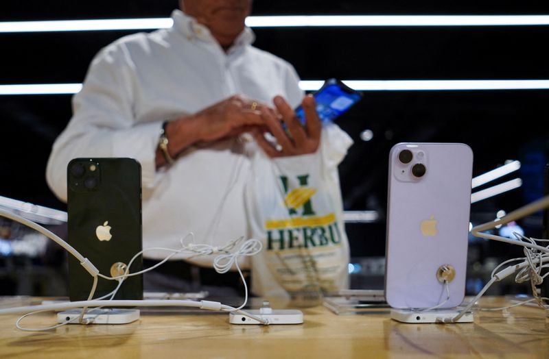 &copy; Reuters. FOTO DE ARCHIVO. Imagen referencial de un hombre mirando unos iPhone de Apple en una tienda de Bilbao, País Vasco, España. 14 de septiembre de 2023. REUTERS/Vincent West