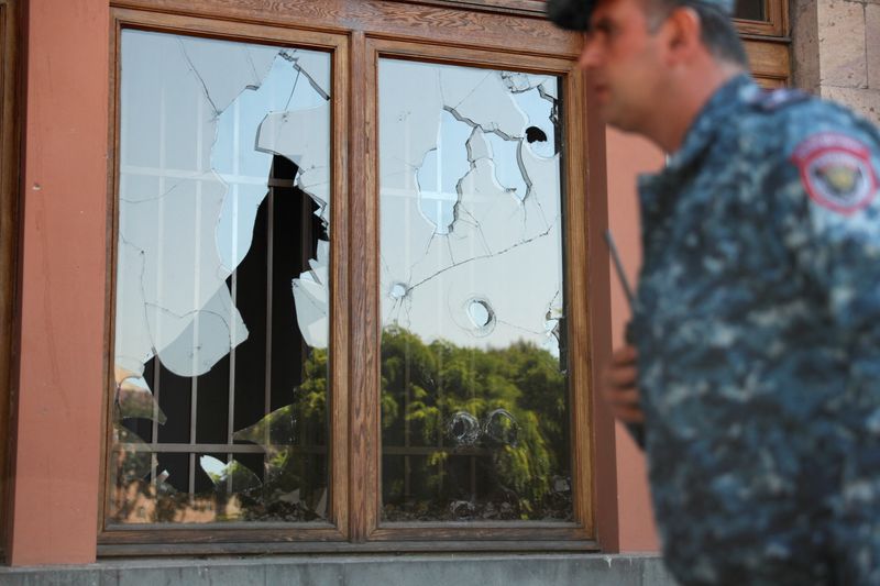 &copy; Reuters. A view shows windows of a government building that were broken during a protest following the launch of a military operation by Azerbaijani forces in the region of Nagorno-Karabakh, in Yerevan, Armenia, September 20, 2023. REUTERS/Irakli Gedenidze