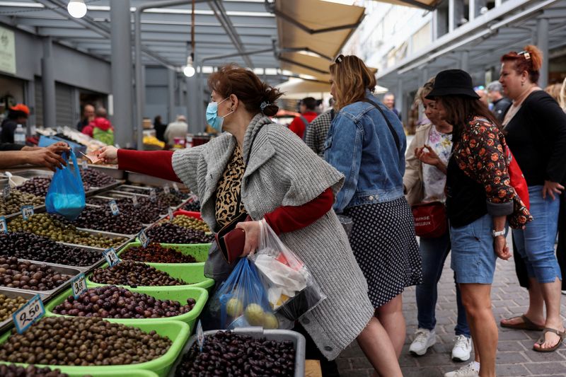 &copy; Reuters. FILE PHOTO: People shop at a farmers market in Athens, Greece May 9, 2023. REUTERS/Alexandros Avramidis/File Photo